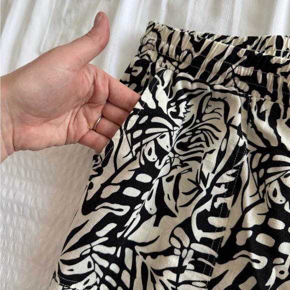 Elegant Black and White Patterned Wide Leg Pants - Picture 6 of 7